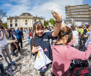 Nietypowa walka w centrum Krakowa: Zobacz zdjęcia z bitwy na poduszki! [AUDIO]