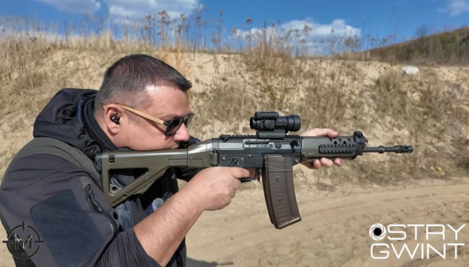 Karabin SIG 553 - niezawodność Kałasznikowa w szwajcarskim wydaniu