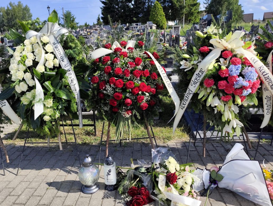 Kolorowe kwiaty i morze łez na pogrzebie Katarzyny z Raby Wyżnej. Zazdrosny mąż zabił ją 10 metrów od domu