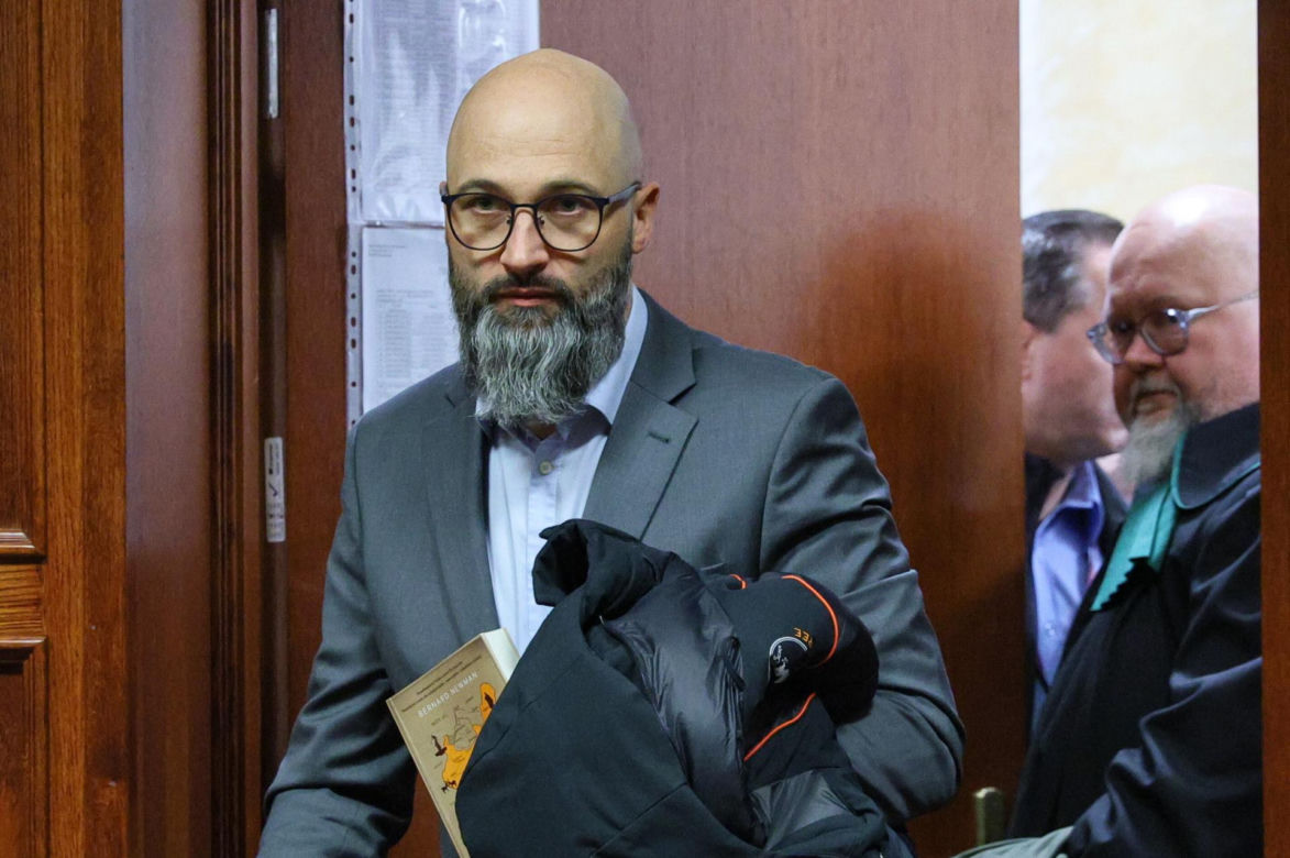 Ks. Olszewski zupełnie odmieniony, bez koloratki, z długą brodą