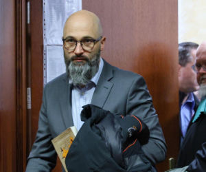 Ks. Olszewski zupełnie odmieniony, bez koloratki, z długą brodą