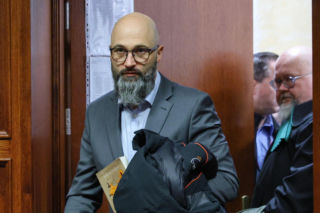 Ks. Olszewski zupełnie odmieniony, bez koloratki, z długą brodą