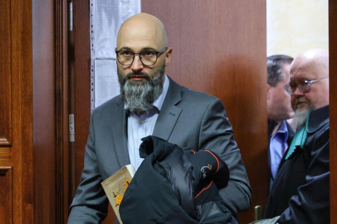 Ks. Olszewski zupełnie odmieniony, bez koloratki, z długą brodą