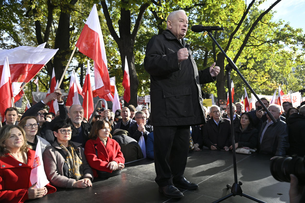 Jarosław Kaczyński w trakcie protestu przed Trybunałem Konstytucyjnym