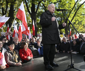 Jarosław Kaczyński w trakcie protestu przed Trybunałem Konstytucyjnym
