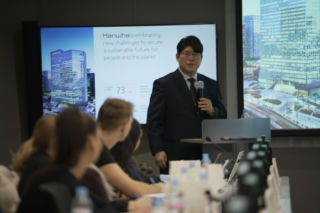 Kadeci i kadra dydaktyczna Akademii Wojsk Lądowych w spółkach zbrojeniowych Grupy Hanwha