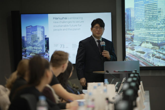 Kadeci i kadra dydaktyczna Akademii Wojsk Lądowych w spółkach zbrojeniowych Grupy Hanwha