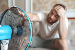 Domowe pożeracze prądu. Latem pracują pełną parą i kosztują fortunę