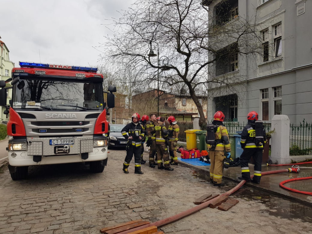 Pożar mieszkania w Toruniu. Dwie osoby w szpitalu, osiem zastępów straży w akcji