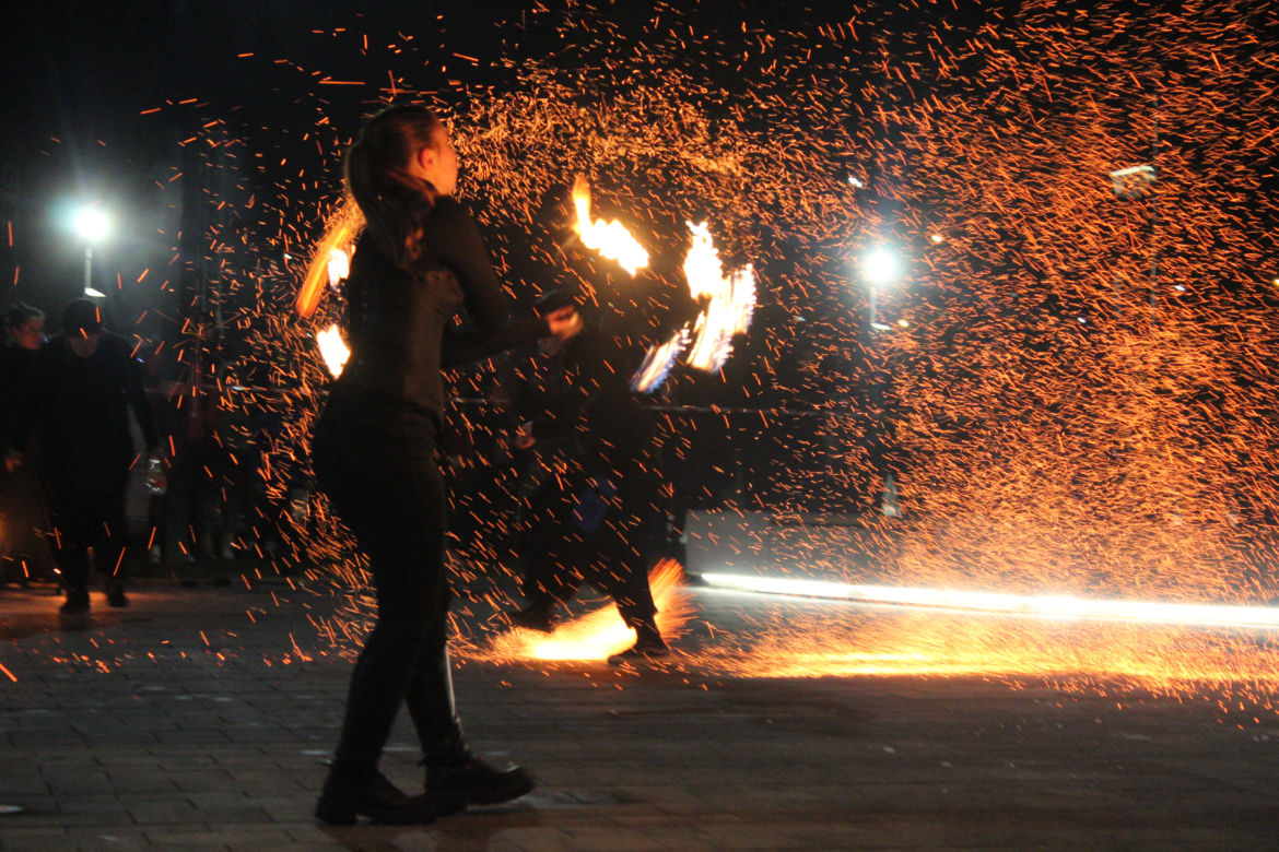 WOŚP 2023 w Krakowie: Fire Show w Nowej Hucie w wykonaniu grupy Spontan Fire