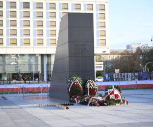 Piotr Gliński składa kwiaty w rocznicę katastrofy smoleńskiej