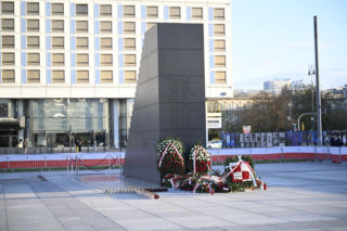 Piotr Gliński składa kwiaty w rocznicę katastrofy smoleńskiej