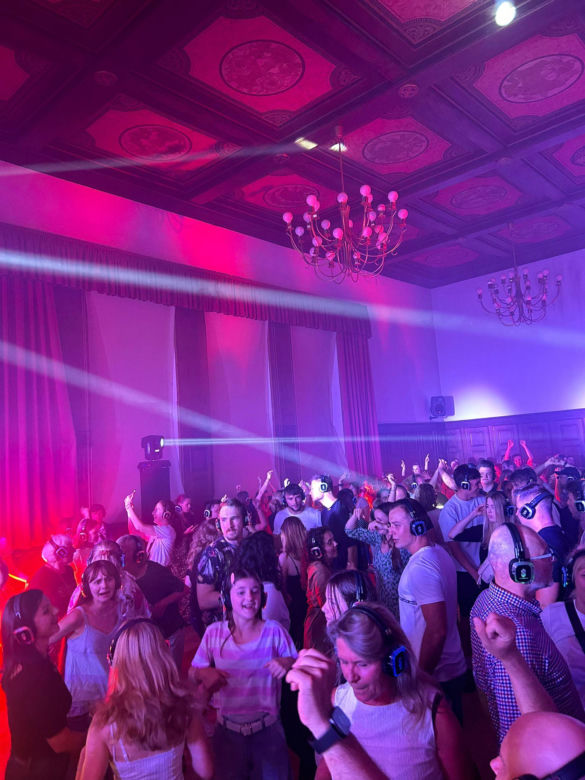 To pierwsza taka impreza w Olsztynie. Tłumy na Silent Disco w… ratuszu
