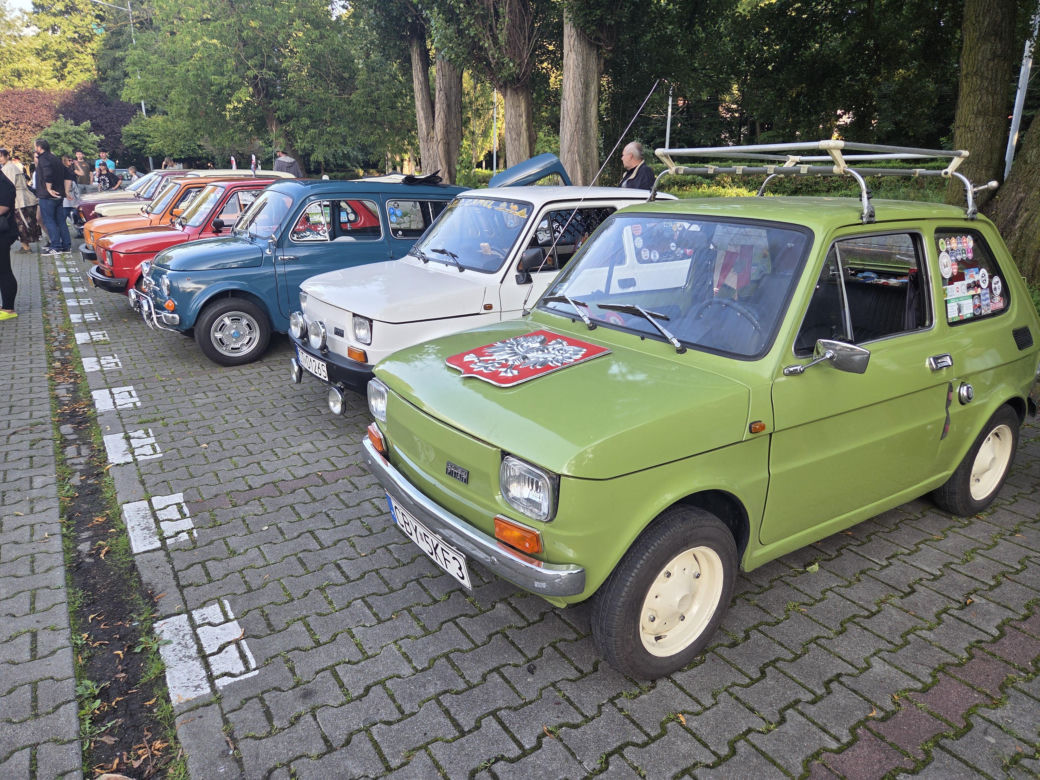 Motoryzacyjne legendy pod Torbydem. "Bydgoskie Klasyki Nocą" znów przyciągnęły tłumy