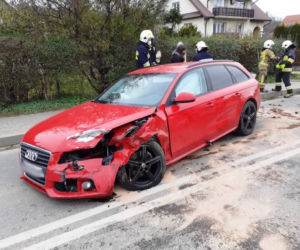 Jedna osoba w szpitalu po WYPADKU w Kąclowej! Peugeot TOTALNIE rozbity!