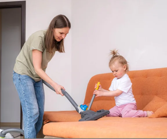 W domu alergika kolejność sprzątania ma znaczenie. Wielu rodziców robi to odwrotnie