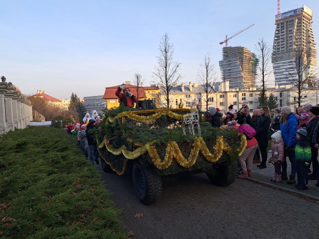 Parada Św. Mikołaja w Rzeszowie. Tłumy dzieci na spotkaniu ze Świętym na Rynku