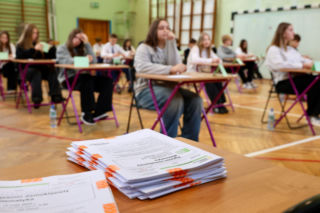Co można znaleźć w przeciekach arkuszy CKE? Internet znów kusi „pewniakami” z egzaminu ósmoklasisty