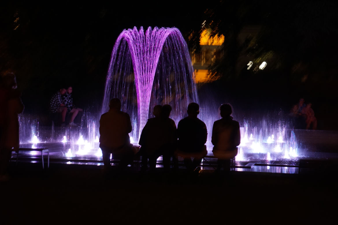 Bydgoska fontanna wciąż zachwyca swoim tańcem. Wyjątkowy pokaz przy Filharmonii Pomorskiej