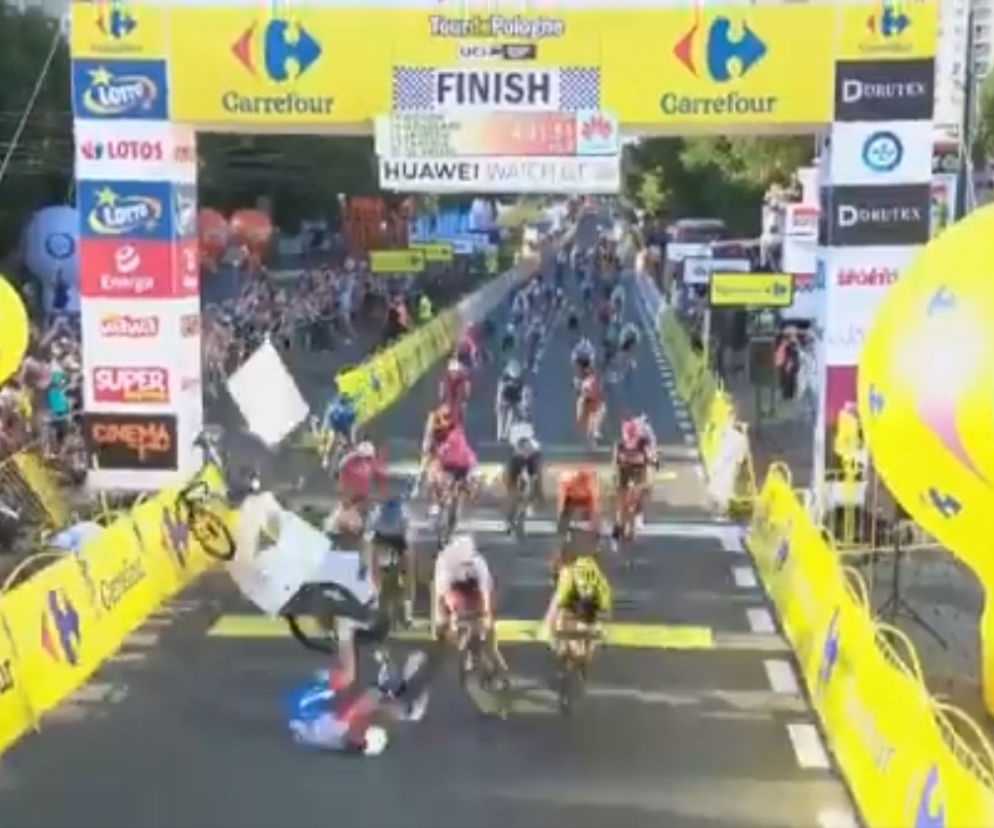 Koszmarny wypadek w Katowicach podczas Tour de Pologne. Holenderski kolarz walczy o życie [ZDJĘCIA, WIDEO]