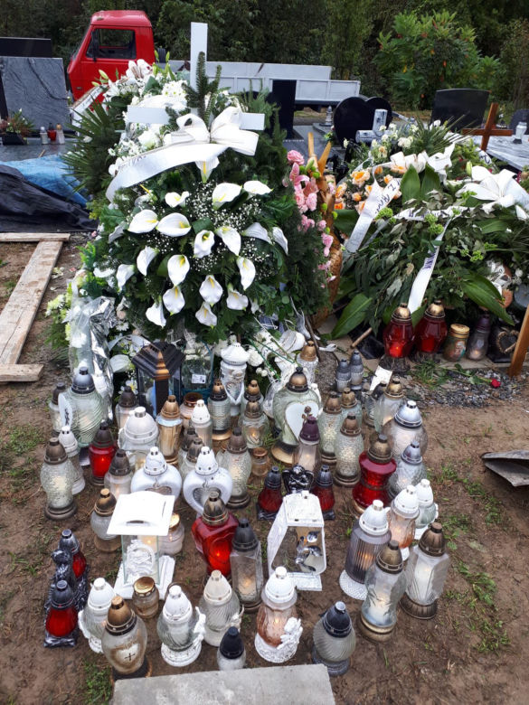 Grób Kamila tonie w kwiatach