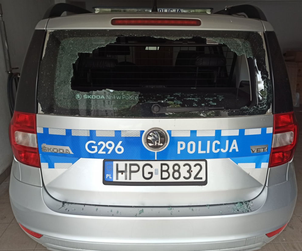 Wieliczka: Na widok policjantów wpadł ze wściekłość. 27-latek głową rozbił szybę radiowozu