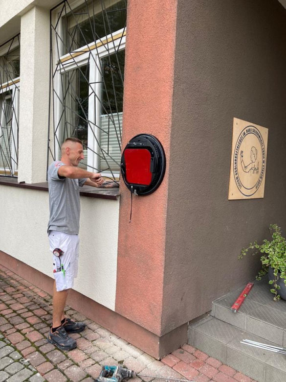 Pierwszy przenośny defibrylator w mieście. Zamontowano go na ścianie LO w Starym Sączu 