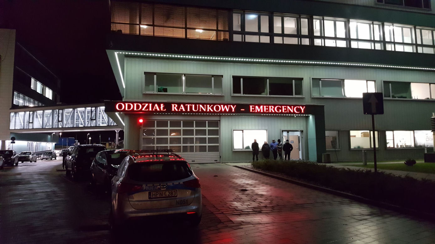 Atak na Pawła Adamowicza. Dziennikarze czekają na informacje przed szpitalem