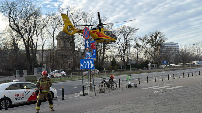 Lądowanie śmigłowca LPR w centrum Warszawy