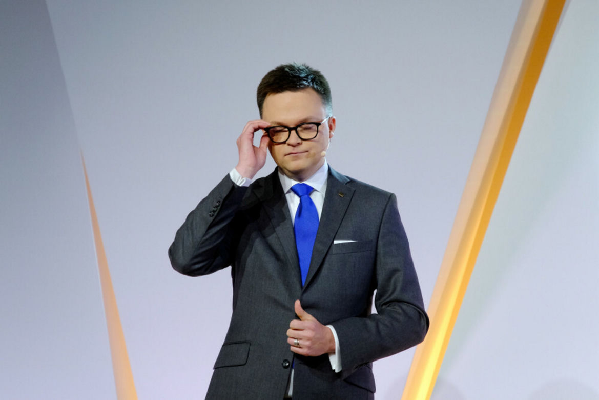 Szymon Hołownia nie potrafi odkręcić butelki z wodą. Dobry przykład daje mu partyjna koleżanka