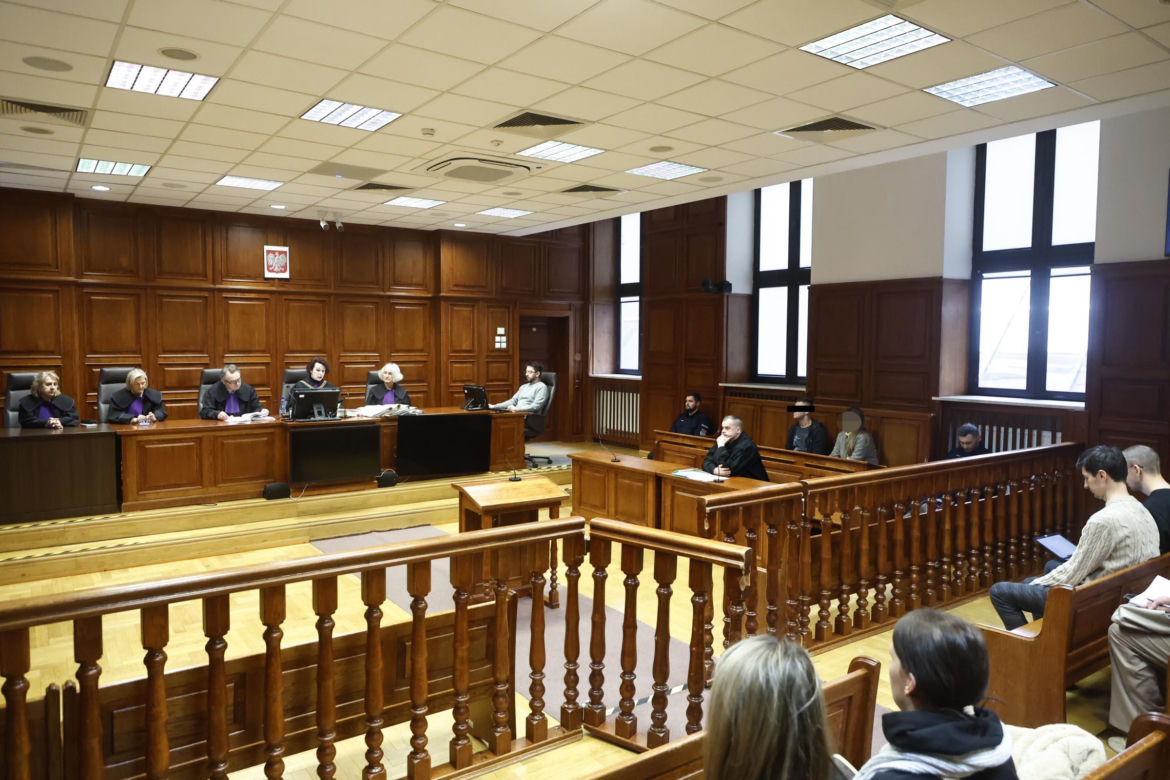 „Sztuczną szczękę wepchnięto jej do gardła”. Przerażające ustalenia. W mieszkaniu w Warszawie znaleziono cztery ciała