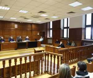 „Sztuczną szczękę wepchnięto jej do gardła”. Przerażające ustalenia. W mieszkaniu w Warszawie znaleziono cztery ciała