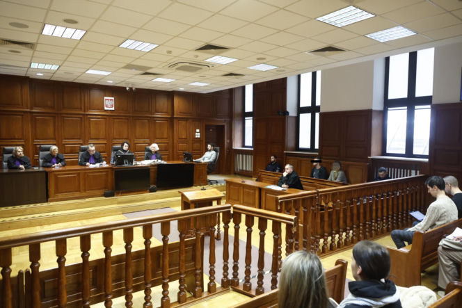 „Sztuczną szczękę wepchnięto jej do gardła”. Przerażające ustalenia. W mieszkaniu w Warszawie znaleziono cztery ciała