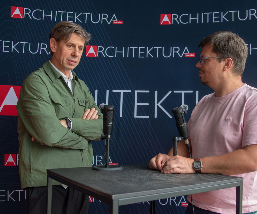 Zbigniew Maćków rozmawia z dziennikarzem przy mikrofonach. O misji architektów przeczytasz w serwisie Architektura.