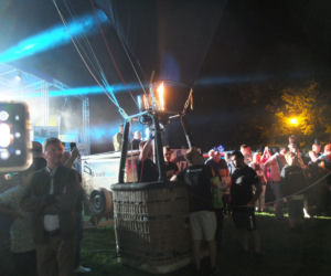 W dzień latały, nocą ziały ogniem. Nocny pokaz balonów w Nałęczowie 