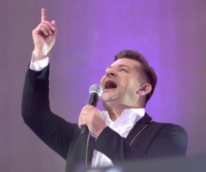 Tak Zenon Martyniuk zmieniał się przez lata. Na początku kariery nosił zupełnie inną fryzurę