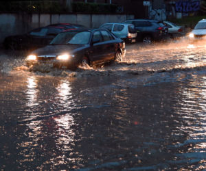 Burze nad Polską. Tysiące interwencji strażackich, połamane drzwa, uszkodzone dachy 