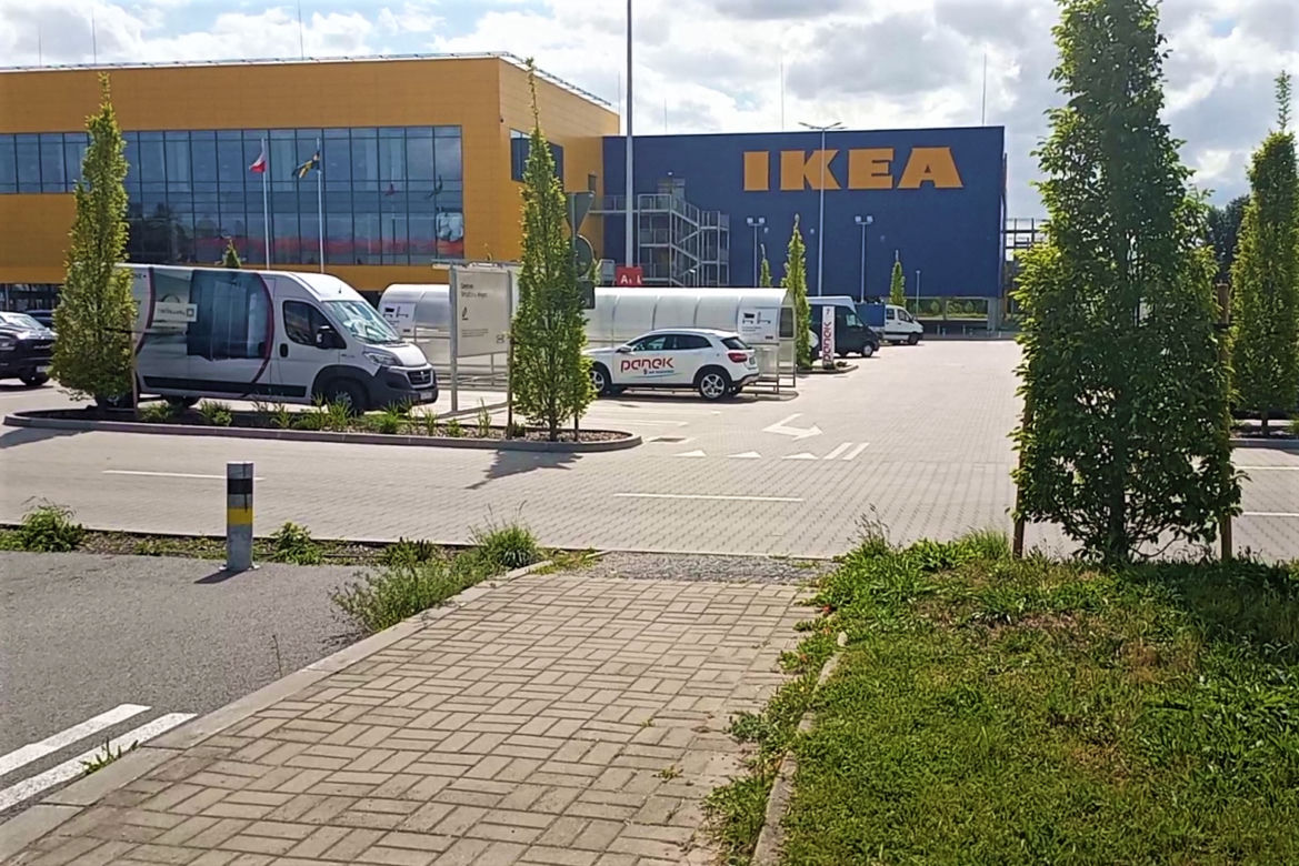 Do sklepu przez trawnik i po pasach prosto... w skarpę! "Wyboista" droga do sklepu IKEA w Szczecinie