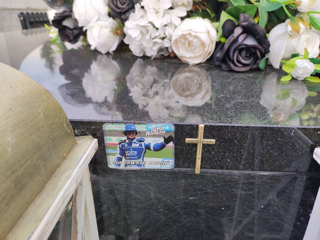 Tragiczna śmierć 18-letniego  żużlowca wstrząsnęła całą Polską. Tak wygląda teraz grób Krystiana Rempały