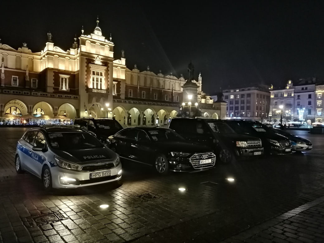 Krakowski Rynek pełen policji i służb