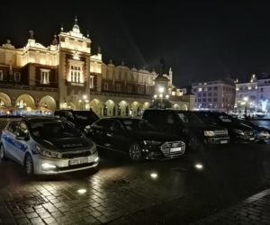 Krakowski Rynek pełen policji i służb