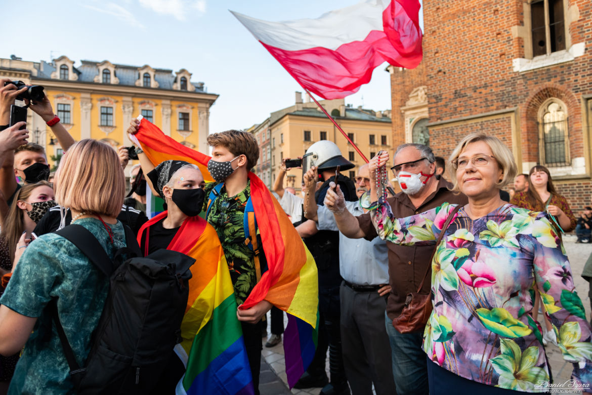 Małopolska kurator oświaty z różańcem na manifestacji środowisk LGBT
