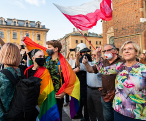 Małopolska kurator oświaty z różańcem na manifestacji środowisk LGBT