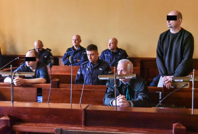 „Pan Frytka” i jego kolega stanęli przed sądem za brutalny gwałt w Toruniu