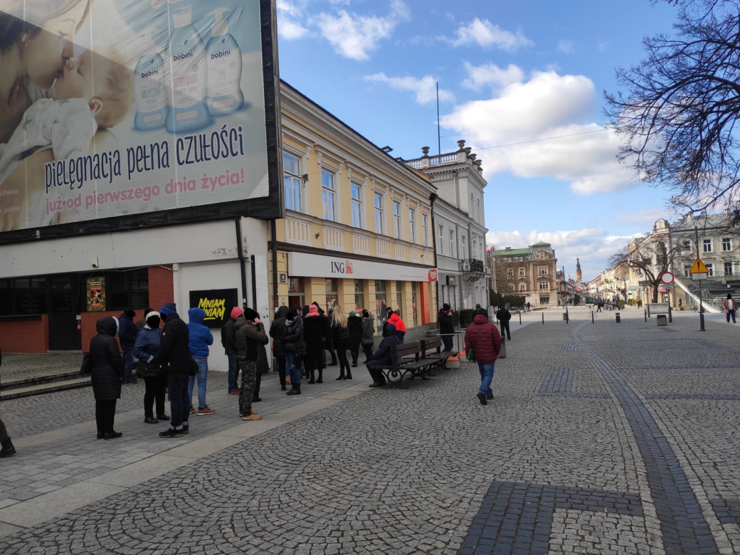 Kolejki na niektórych stacjach i przy bankomatach w Radomiu