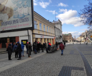 Kolejki na niektórych stacjach i przy bankomatach w Radomiu