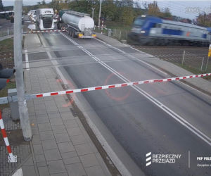 Rogatki opadły, cysterna została na torach. Za chwilę nadjechał pociąg!