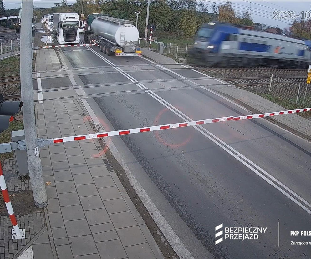 Cysterna na przejeździe kolejowym tuż przed nadjeżdżającym pociągiem. O krok od katastrofy pod Poznaniem przeczytasz w SE.