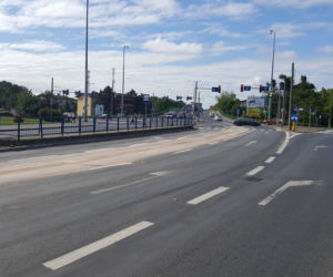 Poważne utrudnienia w centrum Grudziądza. Strażacy usuwają ogromną plamę oleju na ulicy Focha