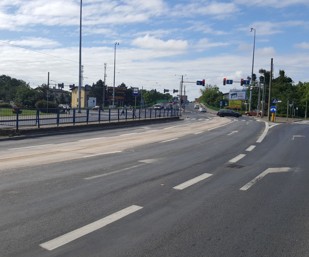 Poważne utrudnienia w centrum Grudziądza. Strażacy usuwają ogromną plamę oleju na ulicy Focha